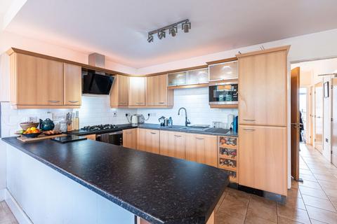 2 bedroom flat for sale, Putney Bridge Road, London, SW18