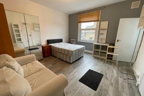 Studio to rent, Park Avenue, Palmers Green