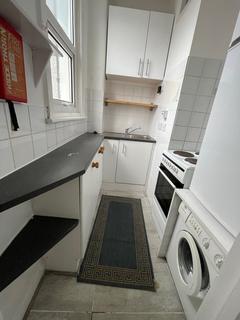Studio to rent, Park Avenue, Palmers Green