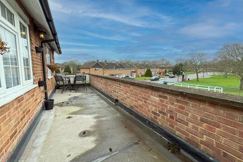 2 bedroom flat for sale, Eastham Crescent, Brentwood