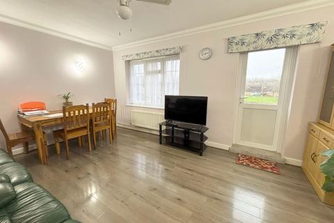 2 bedroom flat for sale, Eastham Crescent, Brentwood