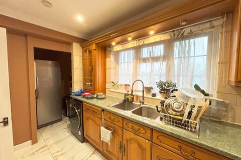 2 bedroom flat for sale, Eastham Crescent, Brentwood