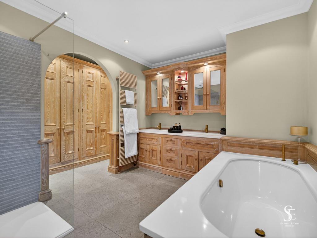 Principal En Suite and Dressing Room