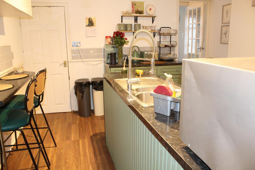 Fitted Kitchen Picture 3