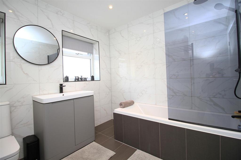 Bathroom..jpg