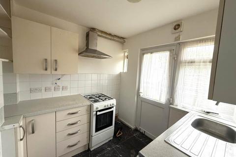 2 bedroom maisonette to rent, The Crescent, Hayes
