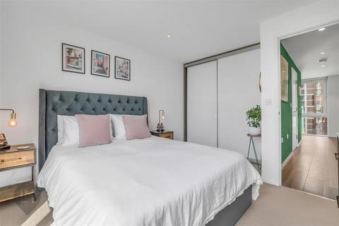 2 bedroom flat for sale, Spectrum Way, London