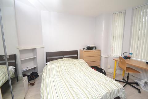 2 bedroom flat to rent, Platt Lane, Manchester M14