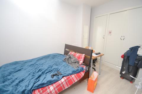 2 bedroom flat to rent, Platt Lane, Manchester M14