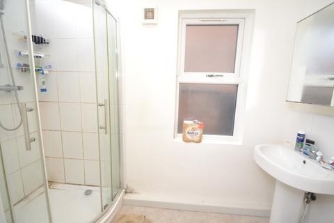 2 bedroom flat to rent, Platt Lane, Manchester M14