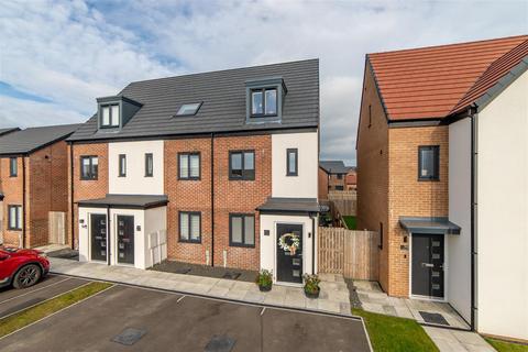 3 bedroom townhouse for sale, Poppy Place, Great Park, NE13 9