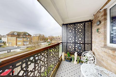 2 bedroom flat for sale, Cheriton Gardens, Folkestone, Kent, CT20