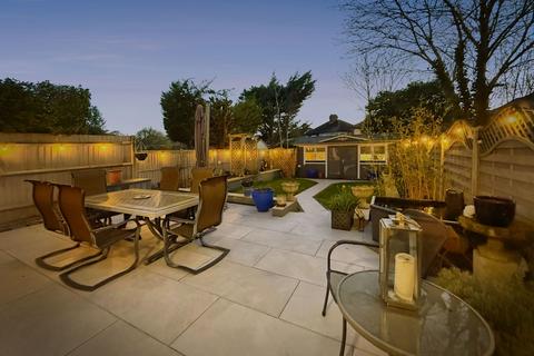 3 bedroom semi-detached house for sale, Woodhurst Avenue, Watford WD25