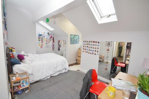 3 bedroom flat to rent, Platt Lane, Manchester M14