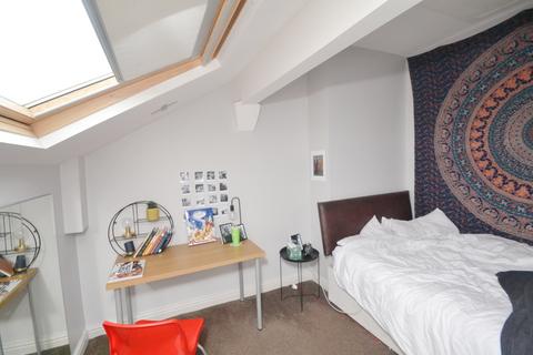3 bedroom flat to rent, Platt Lane, Manchester M14