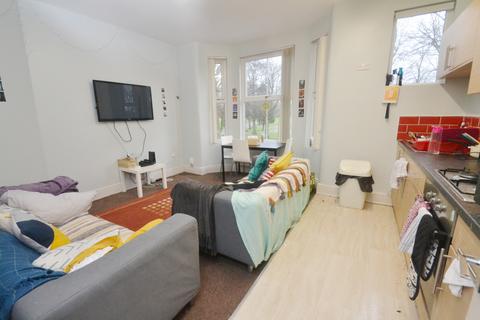 3 bedroom flat to rent, Platt Lane, Manchester M14