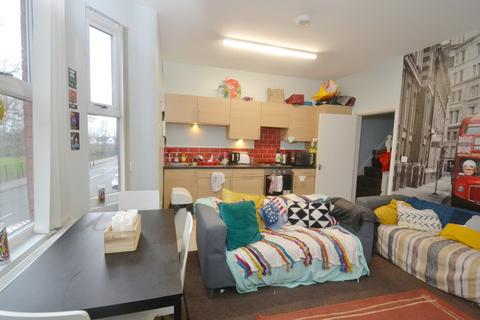 3 bedroom flat to rent, Platt Lane, Manchester M14