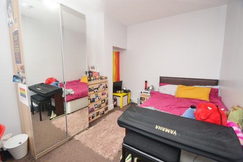 3 bedroom flat to rent, Platt Lane, Manchester M14