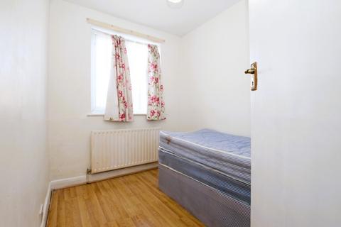 3 bedroom maisonette to rent, Woodgrange Close, Kenton