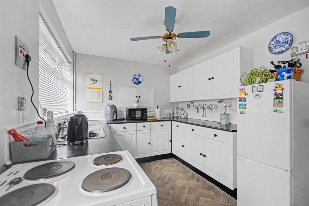 Kitchen 2.jpeg