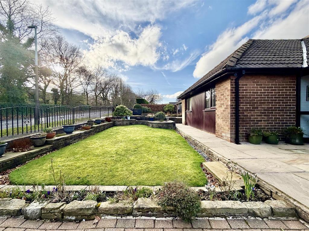 FRONT EXTERNAL &amp; DRIVEWAY