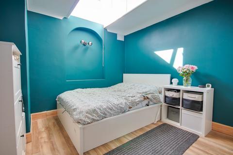 3 bedroom semi-detached bungalow for sale, SHOLING! STUNNING BRAND NEW SHOWER ROOM! OFF ROAD PARKING!