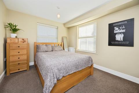 2 bedroom ground floor flat for sale, Hurst Road, Kennington, Ashford