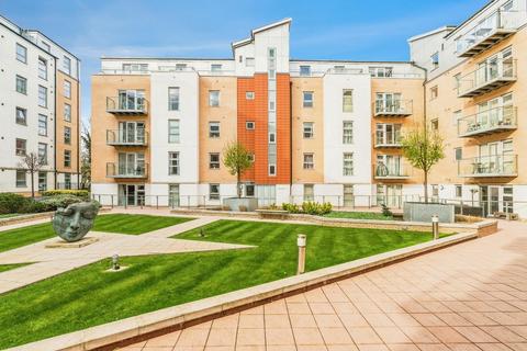 3 bedroom flat to rent, Freshmans House, Queen Mary Avenue, London, E18