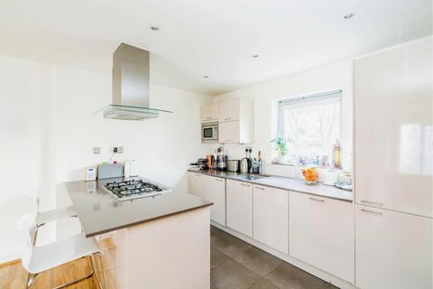 3 bedroom flat to rent, Freshmans House, Queen Mary Avenue, London, E18