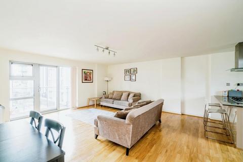 3 bedroom flat to rent, Freshmans House, Queen Mary Avenue, London, E18