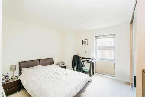 3 bedroom flat to rent, Freshmans House, Queen Mary Avenue, London, E18