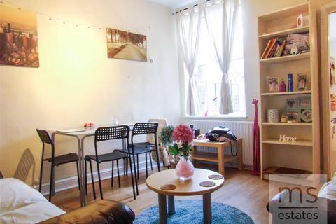 3 bedroom semi-detached house to rent, Cycle Road, Nottingham NG7