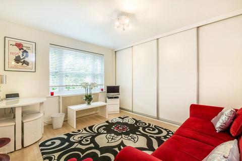 Studio to rent, Pembridge Gardens, Notting Hill Gate, London, W2