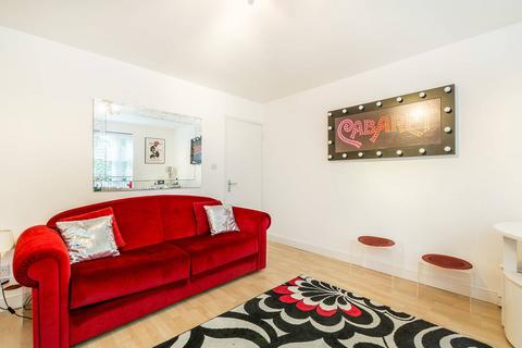 Studio to rent, Pembridge Gardens, Notting Hill Gate, London, W2