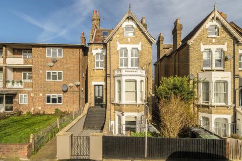 2 bedroom flat to rent, Hopton Road, London SW16