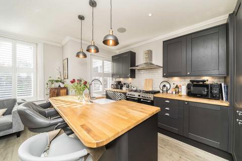 2 bedroom flat to rent, Hopton Road, London SW16