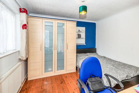 5 bedroom bungalow to rent, Spring Rise, Surrey TW20
