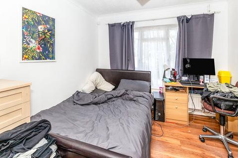 5 bedroom bungalow to rent, Spring Rise, Surrey TW20