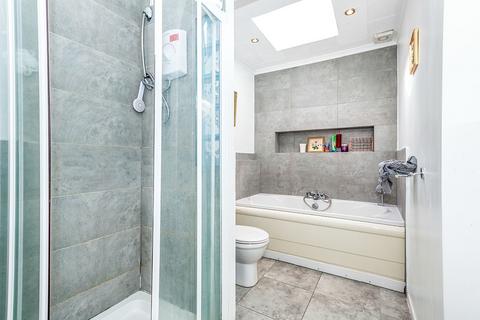 5 bedroom bungalow to rent, Spring Rise, Surrey TW20