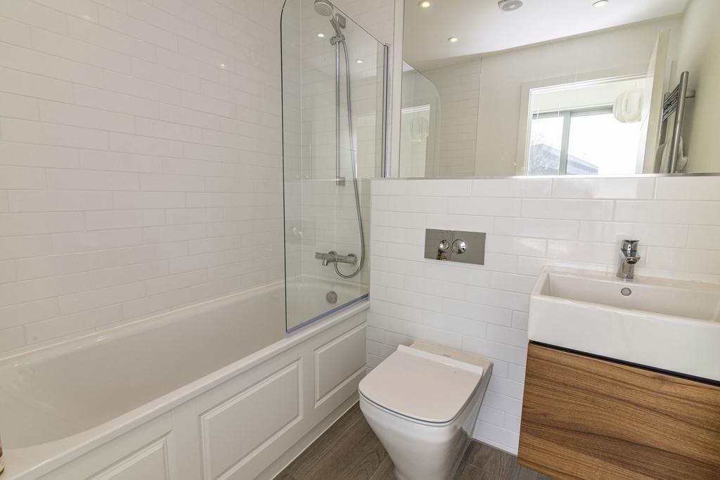 En-suite bathroom 2