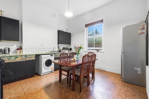 3 bedroom flat to rent, Caledonian Road, London N7