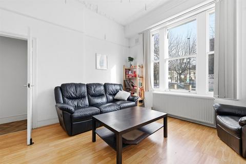 3 bedroom flat to rent, Caledonian Road, London N7