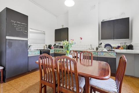 3 bedroom flat to rent, Caledonian Road, London N7
