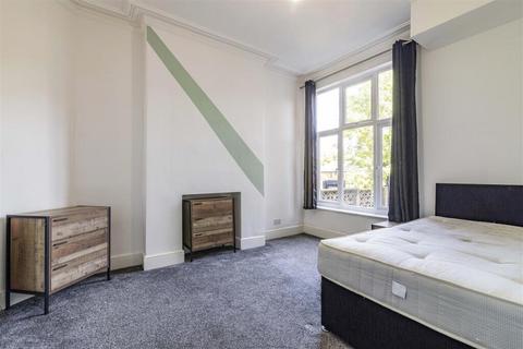 6 bedroom semi-detached house to rent, Nottingham NG7