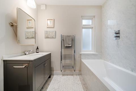 2 bedroom flat for sale, Camborne Road, Southfields, London, SW18