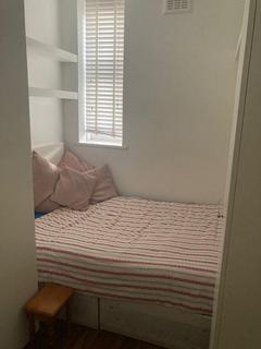 2 bedroom flat share to rent, Dalgarno Gardens, London W10