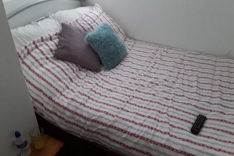 2 bedroom flat share to rent, Dalgarno Gardens, London W10
