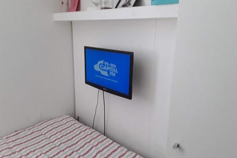 2 bedroom flat share to rent, Dalgarno Gardens, London W10