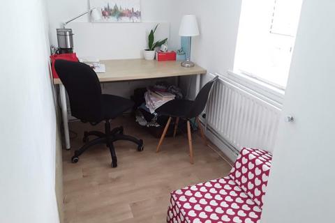2 bedroom flat share to rent, Dalgarno Gardens, London W10