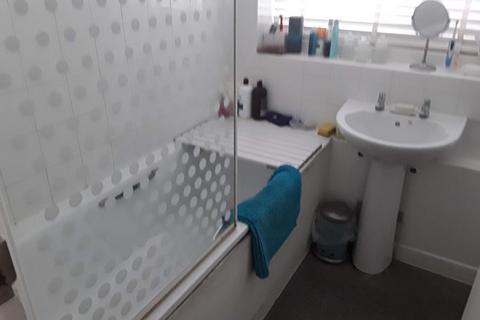 2 bedroom flat share to rent, Dalgarno Gardens, London W10